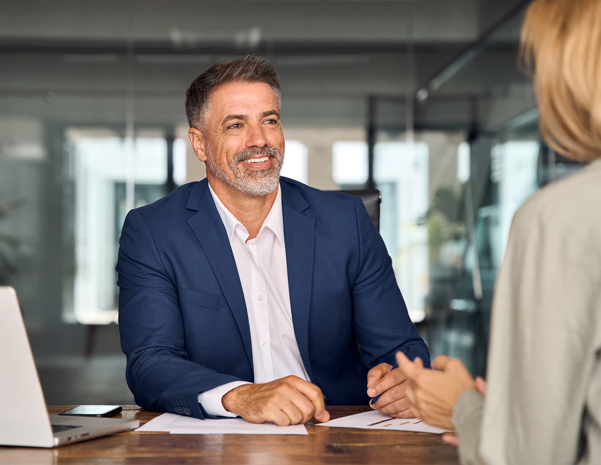 Professionnels en réunion sur la gestion crypto en entreprise